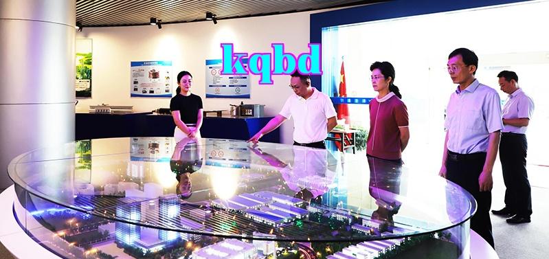 Phó Chủ tịch Ủy ban Chính trị Hiệp thương Nhân dân tỉnh Giang Tây, Chủ tịch Hội Thương mại và Công nghiệp tỉnh Tề Như cùng đoàn đã đến thăm và hướng dẫn nghiên cứu tại Công ty Liên Sáng Quang Điện.