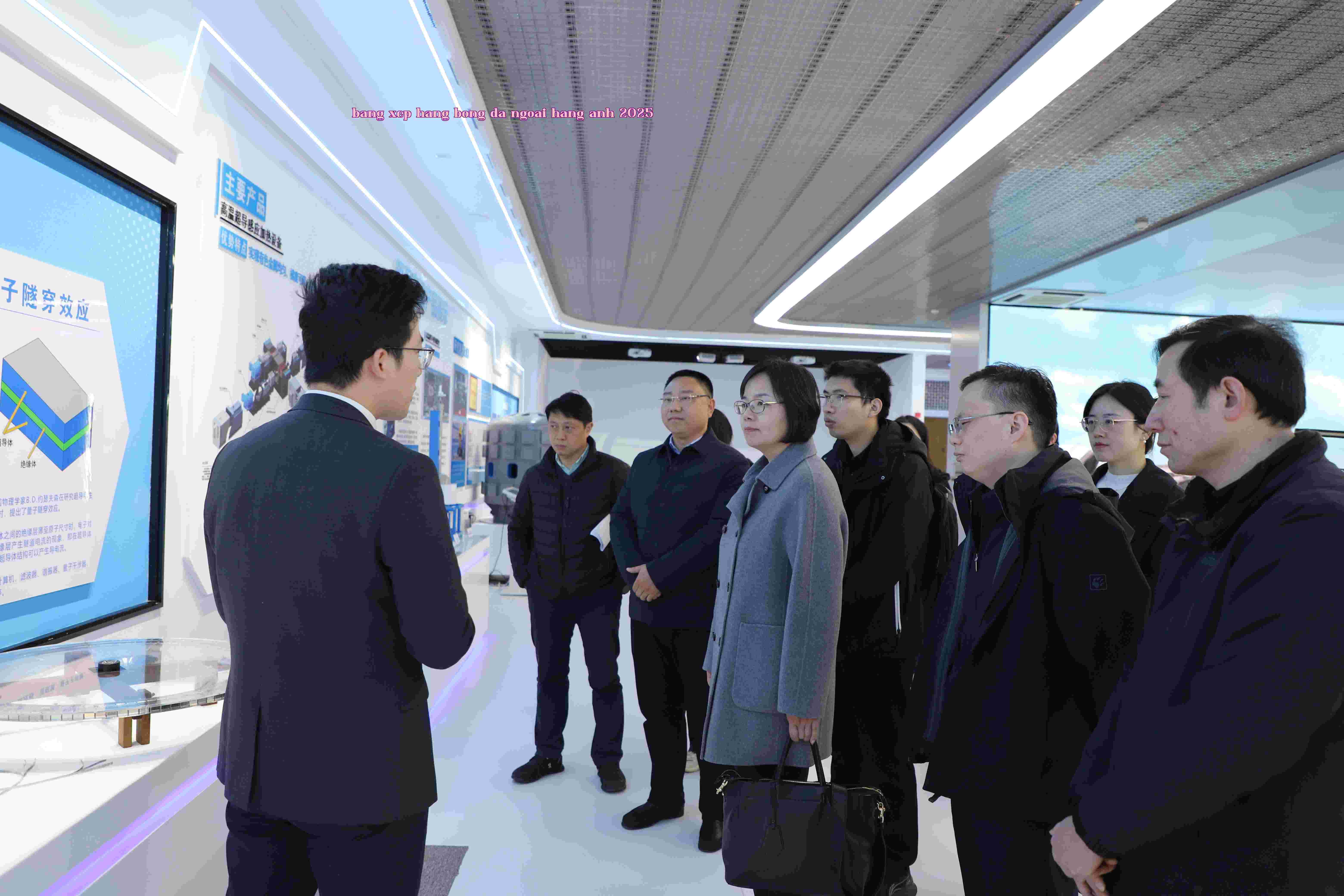 Phó Chủ tịch Trung tâm Nghiên cứu tư tưởng kinh tế Tập Cận Bình Vương Vân cùng đoàn đến thăm và nghiên cứu tại Công ty TNHH Liên Sáng Quang Điện