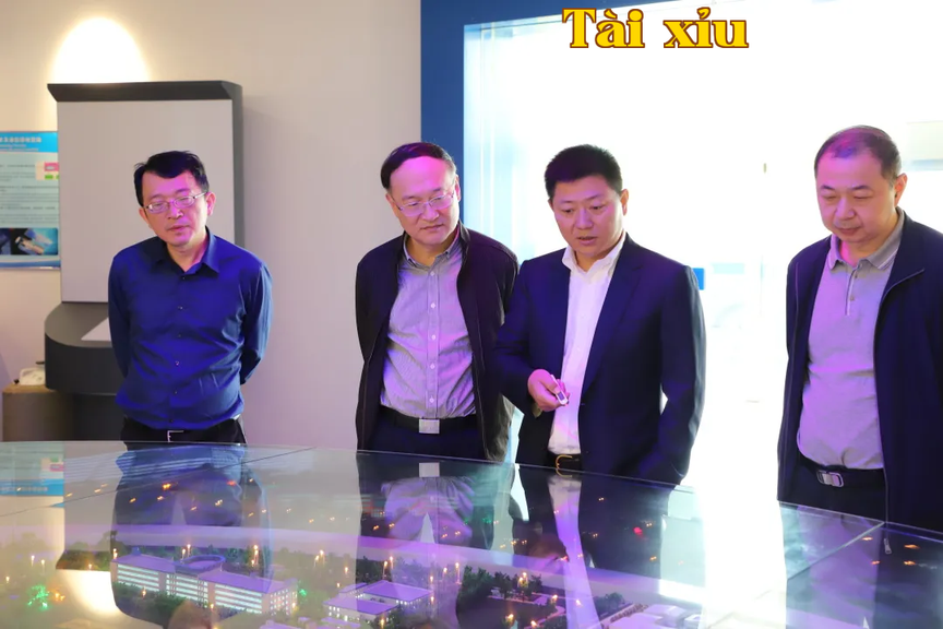 Giáo sư Lưu Ba, Giám đốc Viện Khoa học Đa lĩnh vực Trường Đại học Khoa học và Công nghệ Quốc phòng cùng đoàn công tác đã đến thăm Công ty Liên tạo Quang Điện để khảo sát và nghiên cứu
